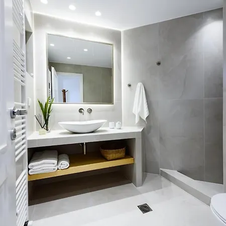 Atlas, In The Outskirts Of 纳乌萨