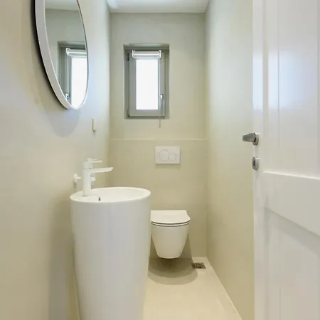 Atlas, In The Outskirts Of ヴィラ ナウサ